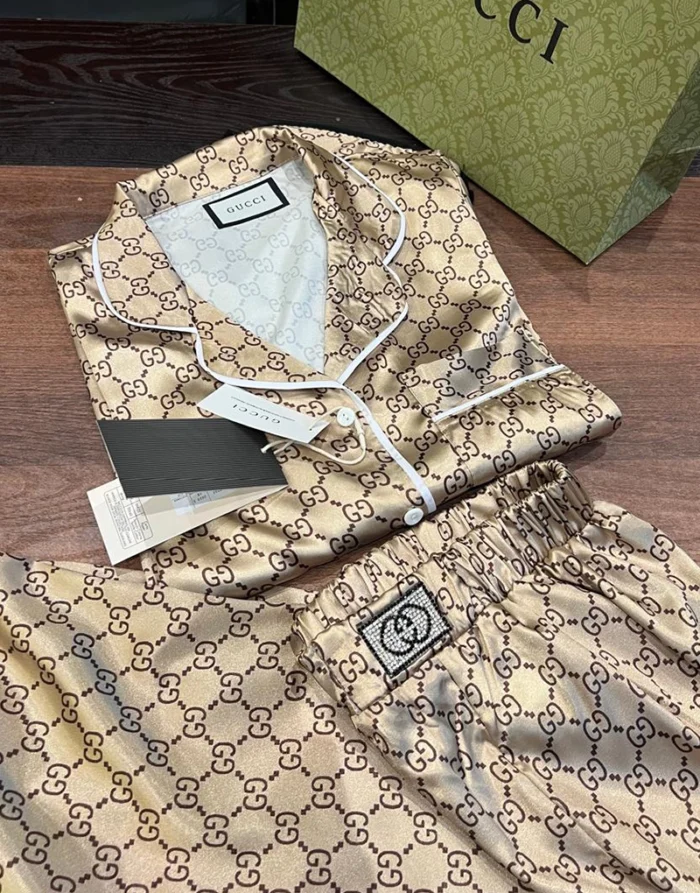 ⁦طقم بيجاما طويلة من الساتان جوتشي – Gold⁩ - الصورة ⁦2⁩